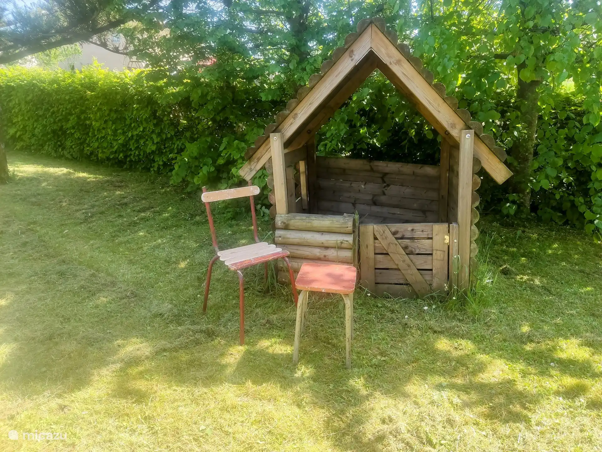 Spielhaus vor dem Bungalow. Gute Sicht auf das Haus von der Küche aus.