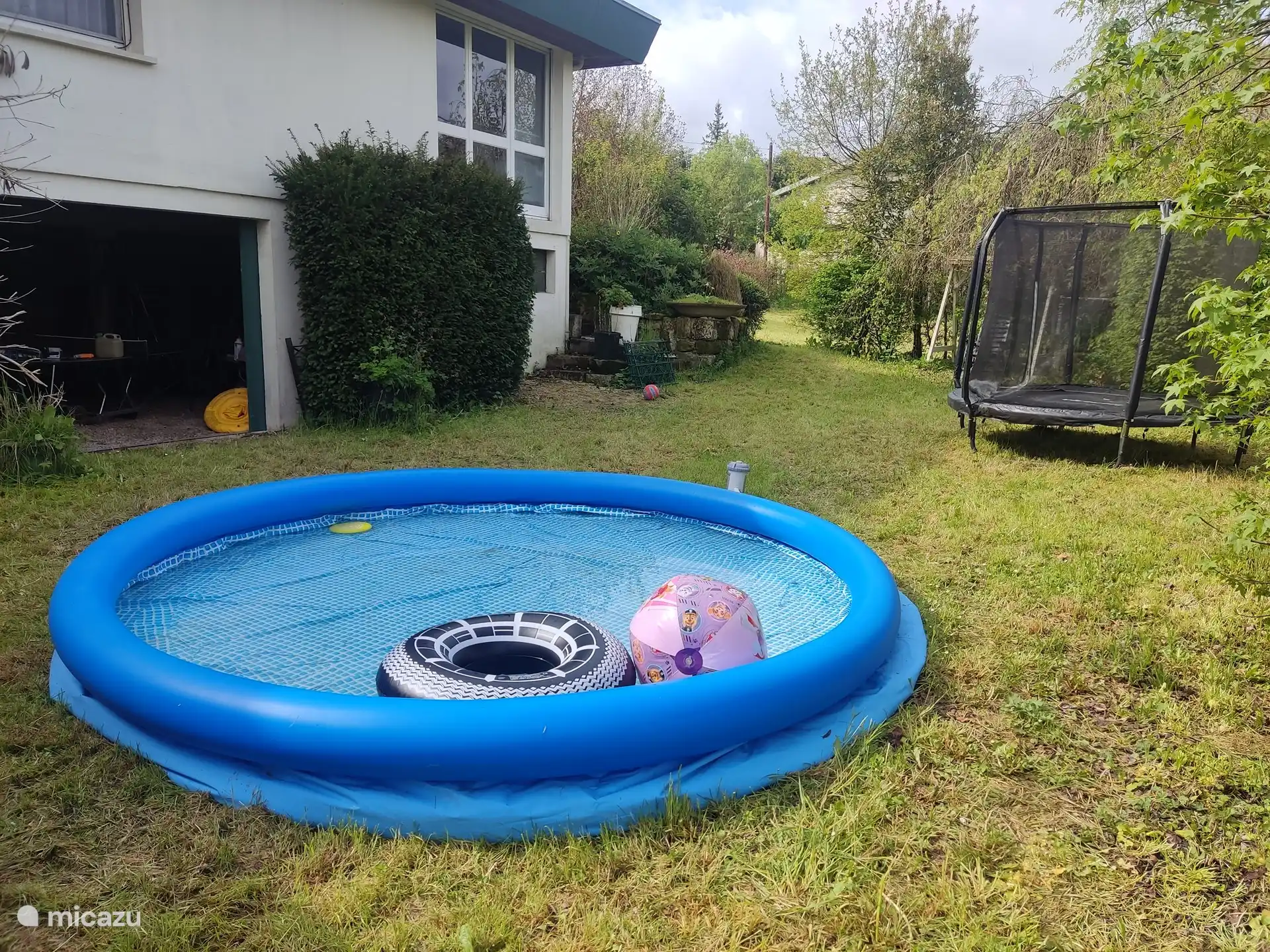 'Schwimmbad' 3,5m. Aufpumpen und fertig. Wunderbar bei warmem Wetter.