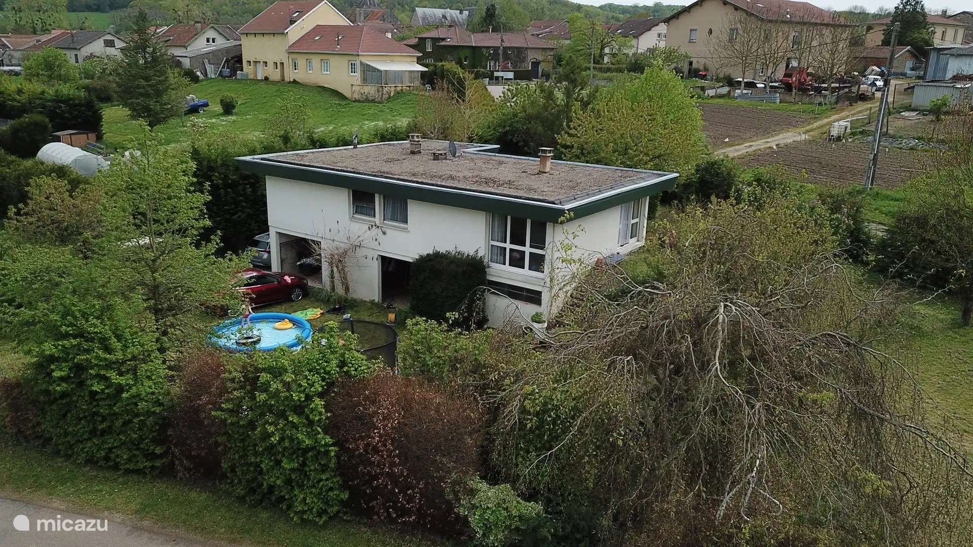 Übersicht über den Bungalow mit Teilgarten. Aufblasbarer Pool (3,5 m) inklusive