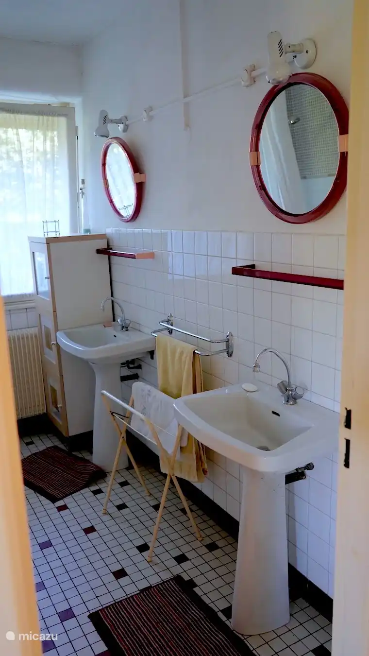 Badezimmer mit Badewanne und 2 Waschbecken