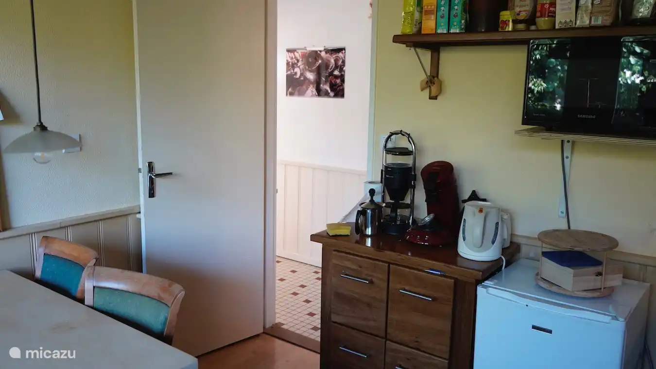 Küche mit verschiedenen Kaffeemaschinen und Kombi-Mikrowelle