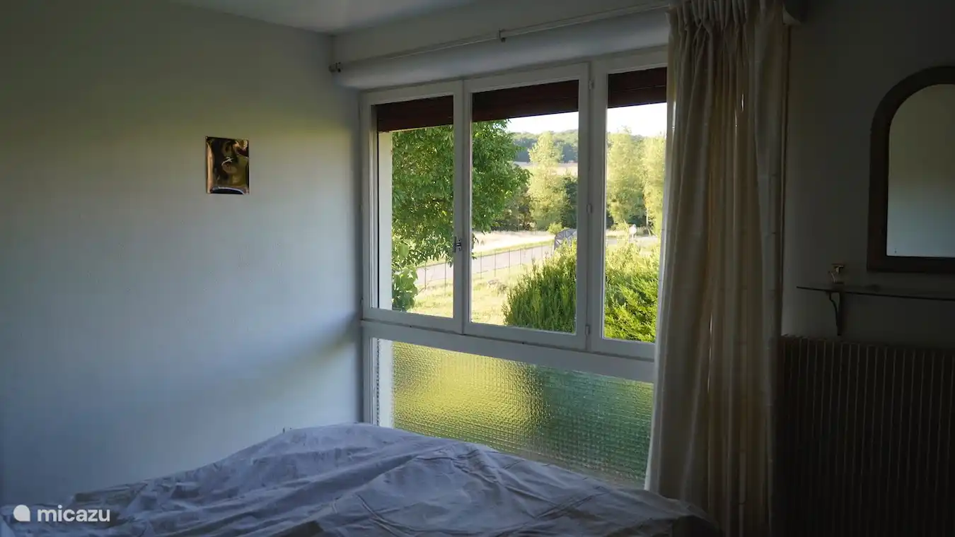 Schlafzimmer 3 mit Blick auf die Umgebung