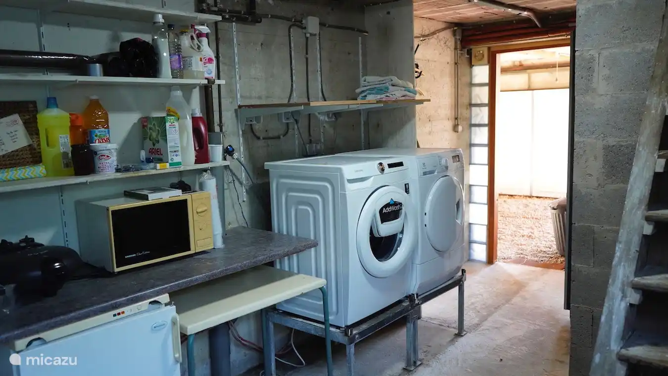 Hauswirtschaftsraum mit Waschmaschine + Trockner. Zusätzlicher Gefrierschrank.