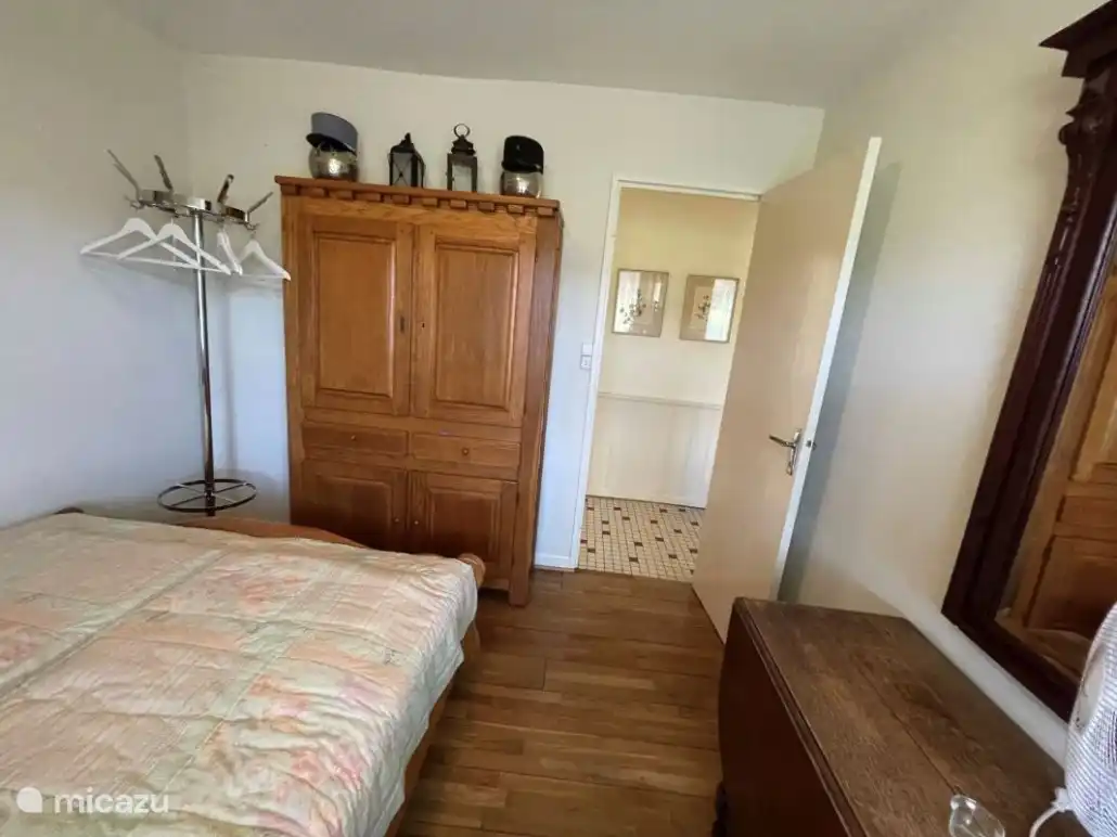 Schlafzimmer 2 mit geschlossenem Schrank