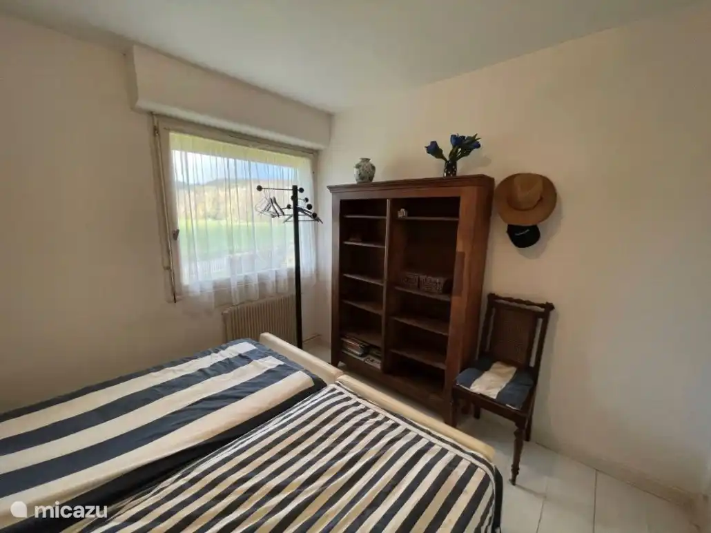 Schlafzimmer 1 mit offenem Kleiderschrank