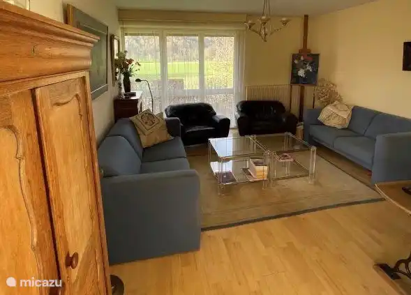 Wohnzimmer mit Blick auf Wald und Wiesen.