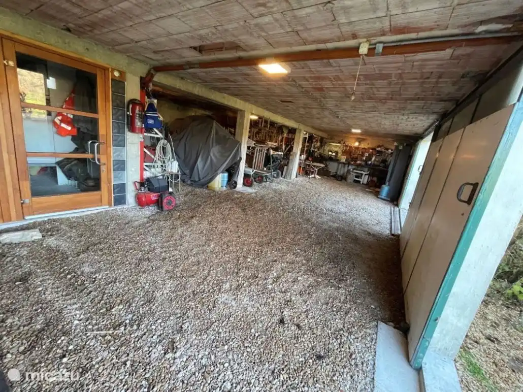 Garage unter dem Wohnbereich mit (oberirdischem) Swimmingpool, Tischtennisplatte, Kinderbecken, Grill.