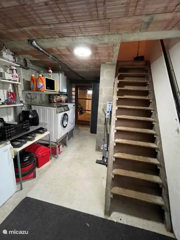 Hauswirtschaftsraum im Erdgeschoss mit Waschmaschine, elektrischem Trockner und zusätzlichem Gefrierschrank 