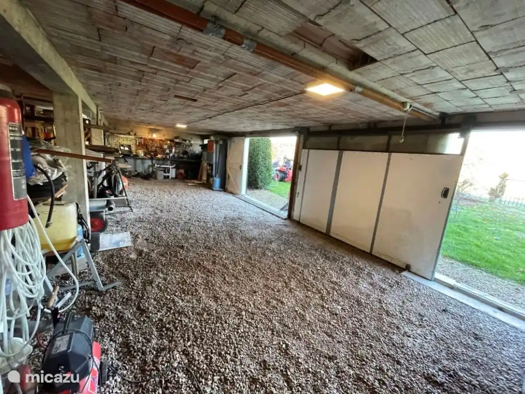 Zwei Garageneingänge zum Parken von Autos.