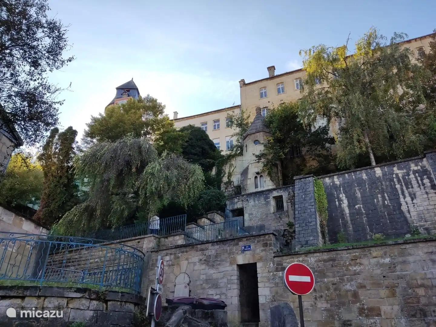 Altstadt mit Schloss in Bar-le-Duc (12 km)