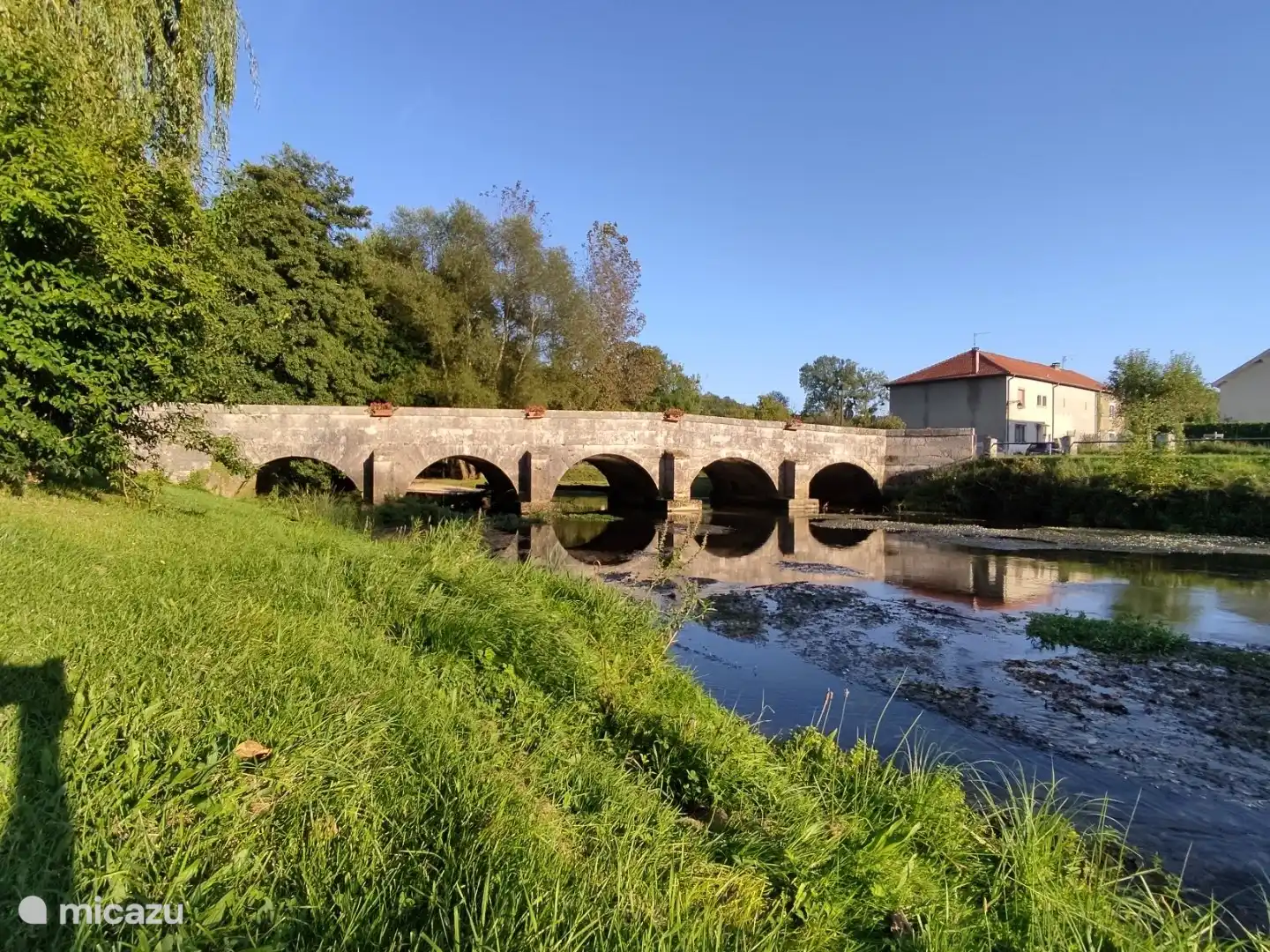 Brücke aus dem 15. Jahrhundert über die Saulx in Bazincourt. 150 Meter vom Haus entfernt.