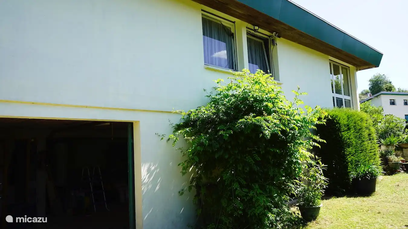 Hinten mit Garagenzugang.