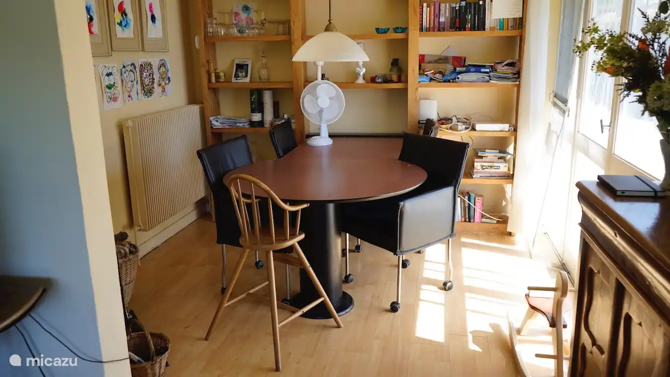 Wohnzimmer mit Esstisch.