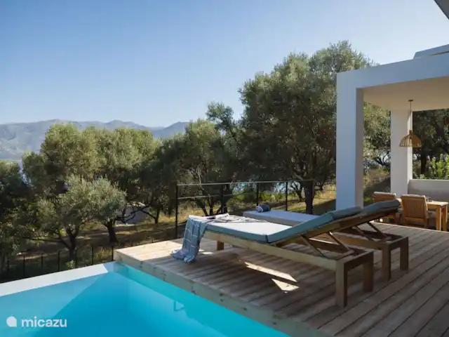 villa huren in Griekenland, Centraal Griekenland, Paleros – Villa Theresa Dek en ligbedden