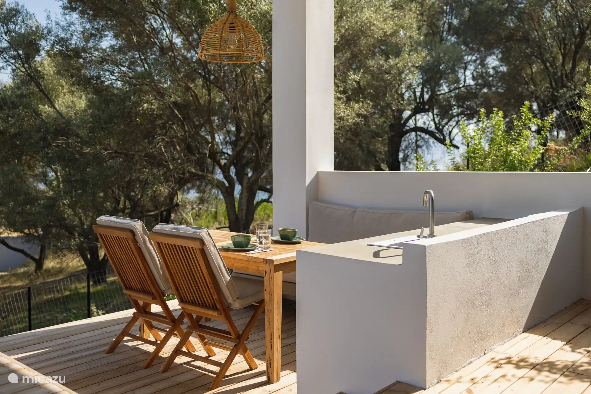 Outdoor Dining/Kitchen area