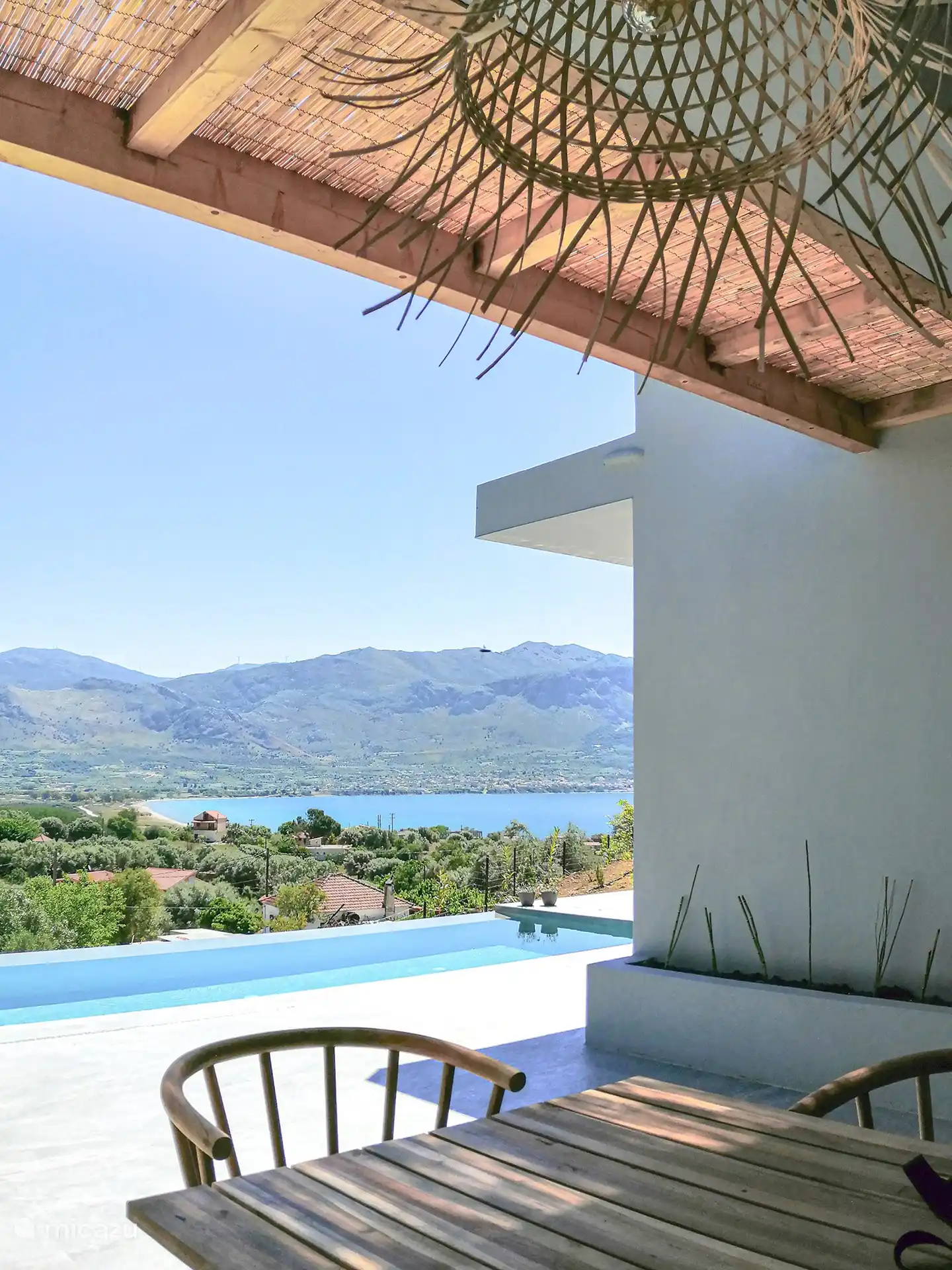 Schattiger Essbereich im Freien mit Aussicht