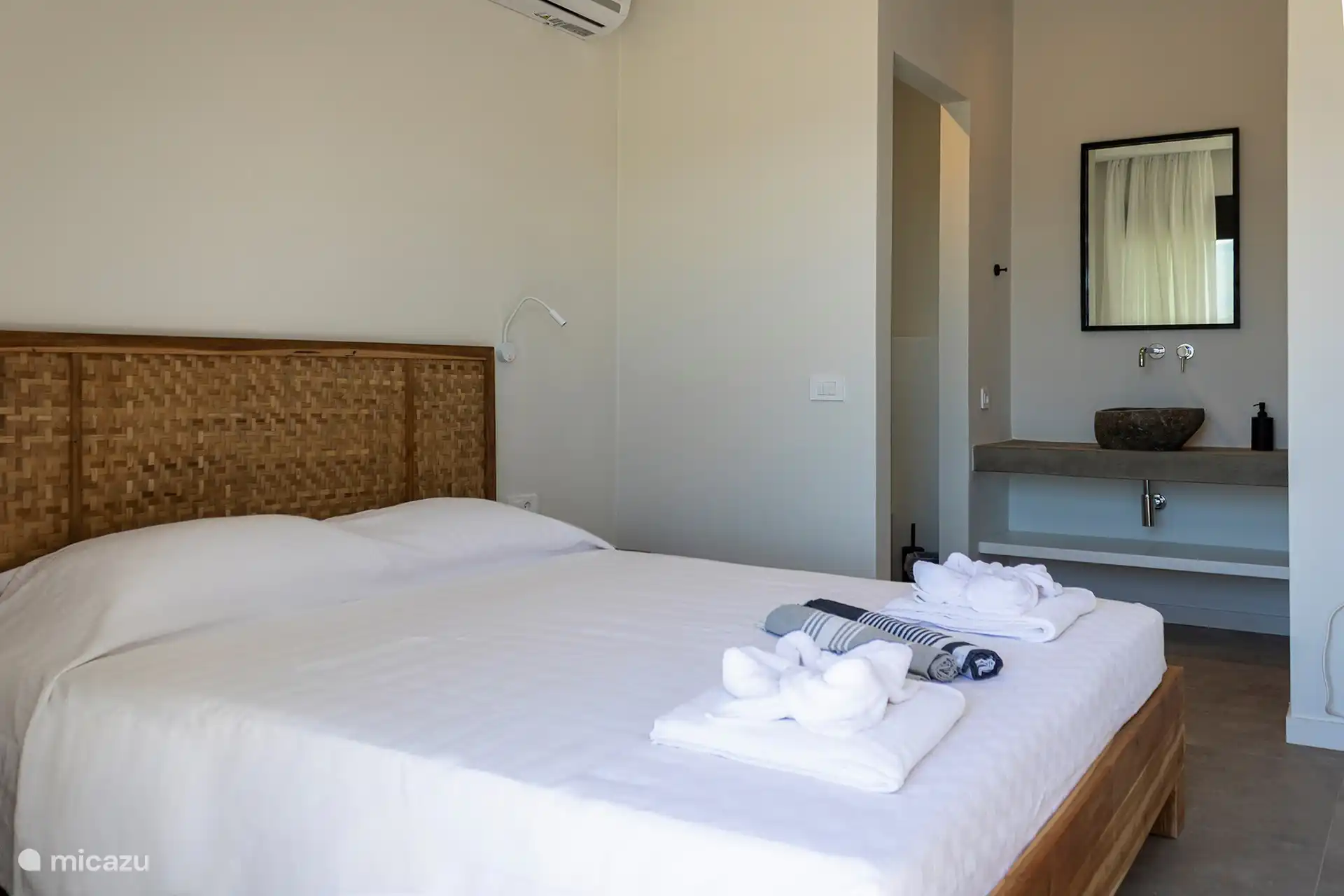 Hauptschlafzimmer mit Steinwaschbecken und Spiegel 