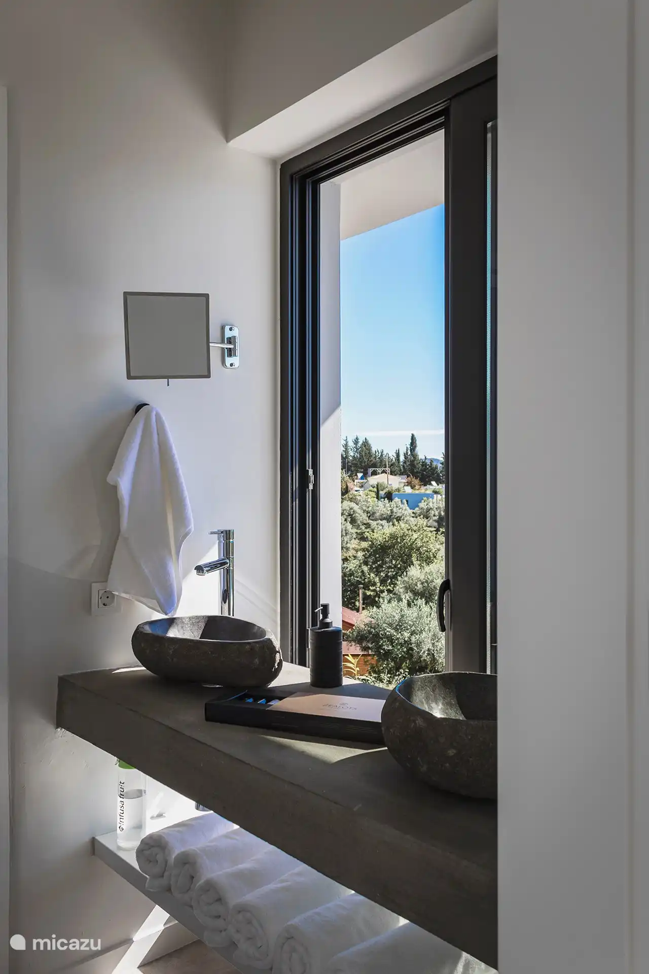 Steinwaschbecken im Gästezimmer