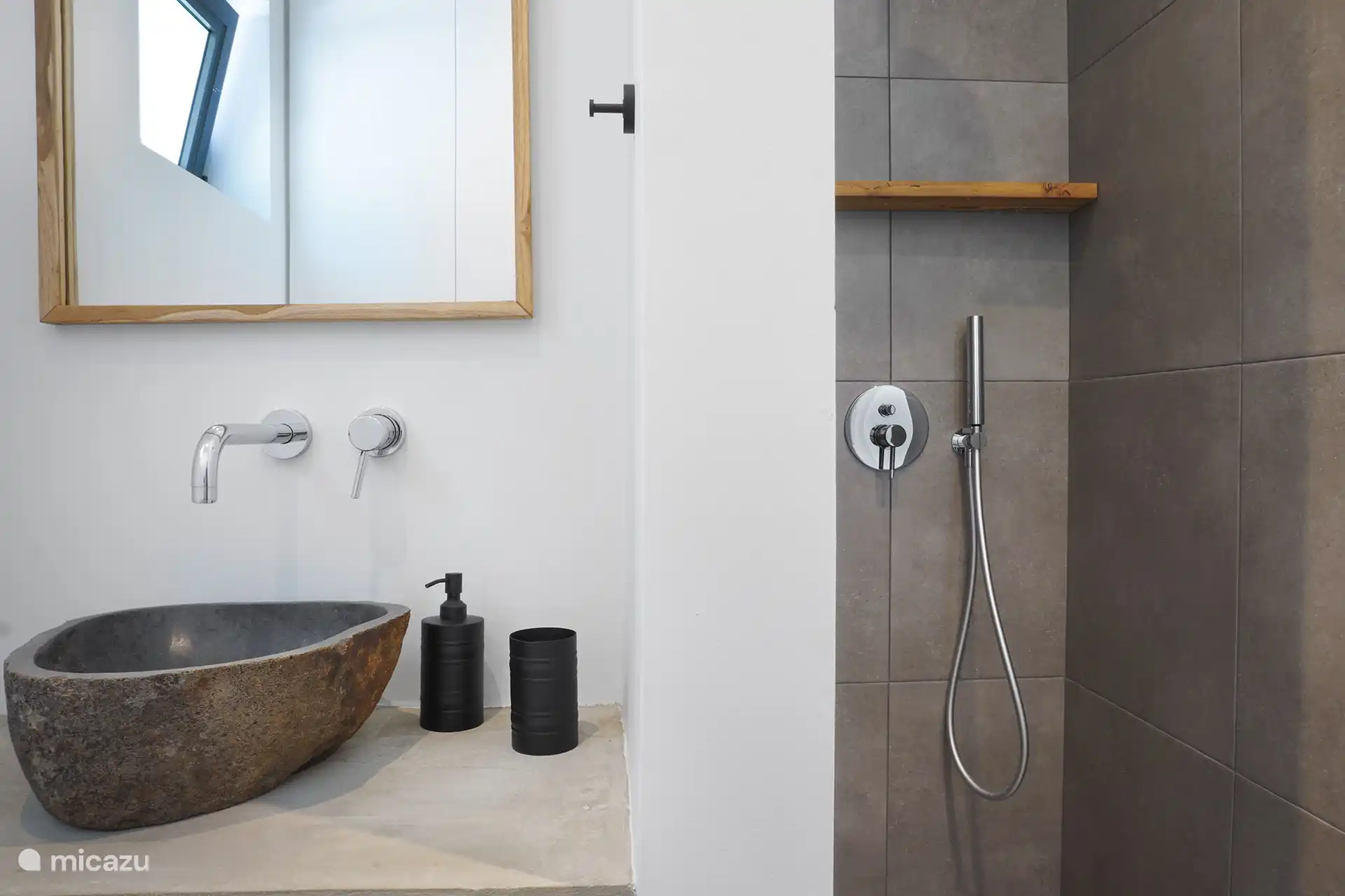 Regendusche und Steinwaschbecken