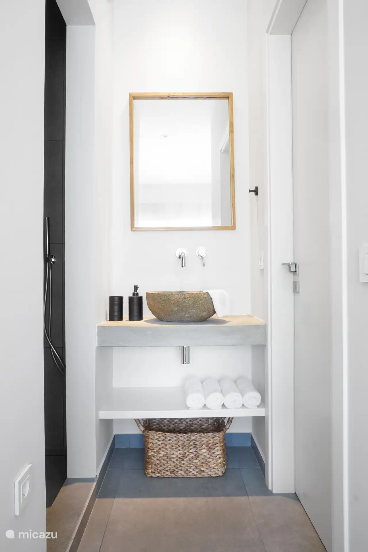 Steinwaschbecken im Hauptschlafzimmer