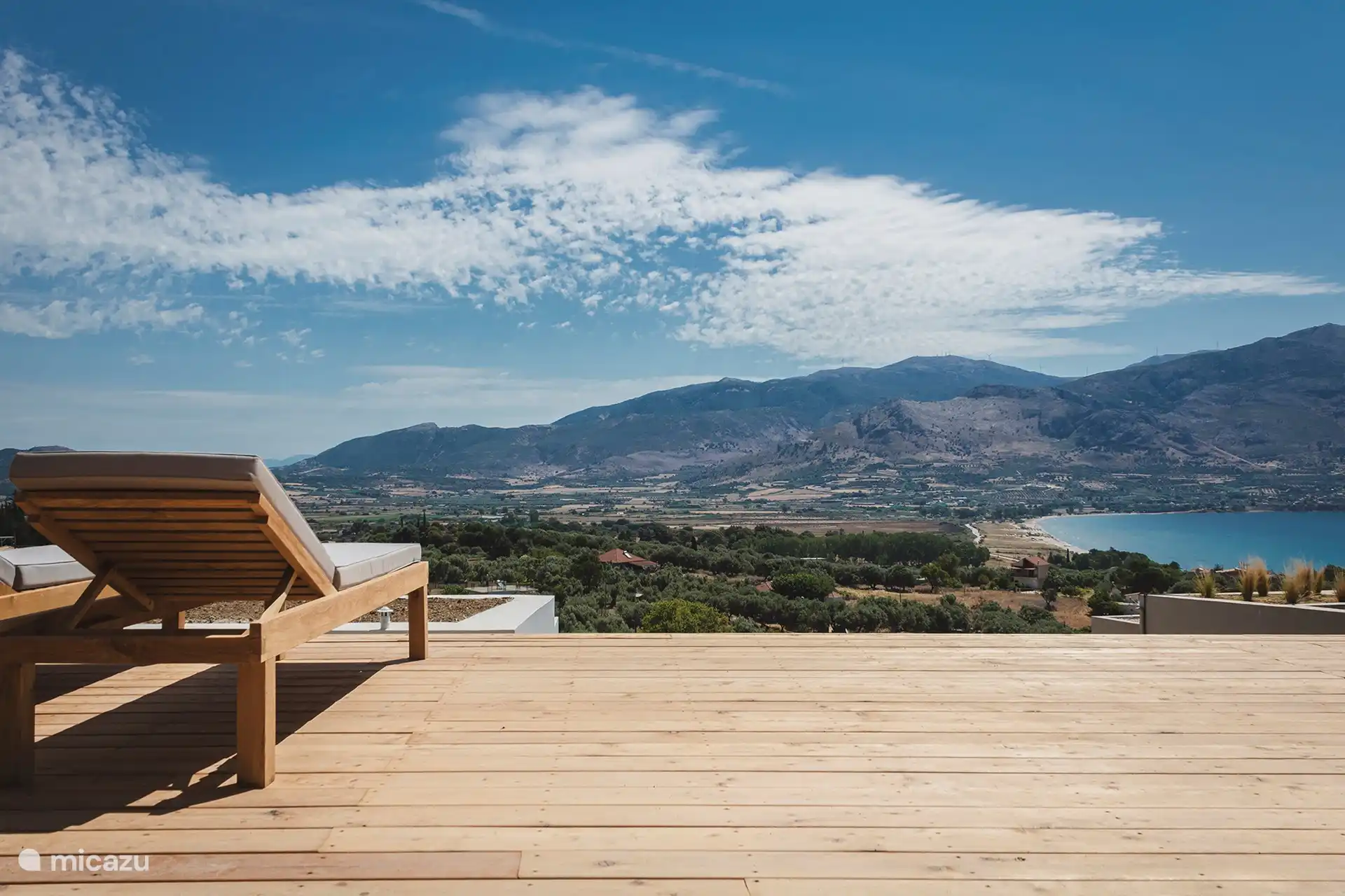 Área exterior cubierta y vista. 