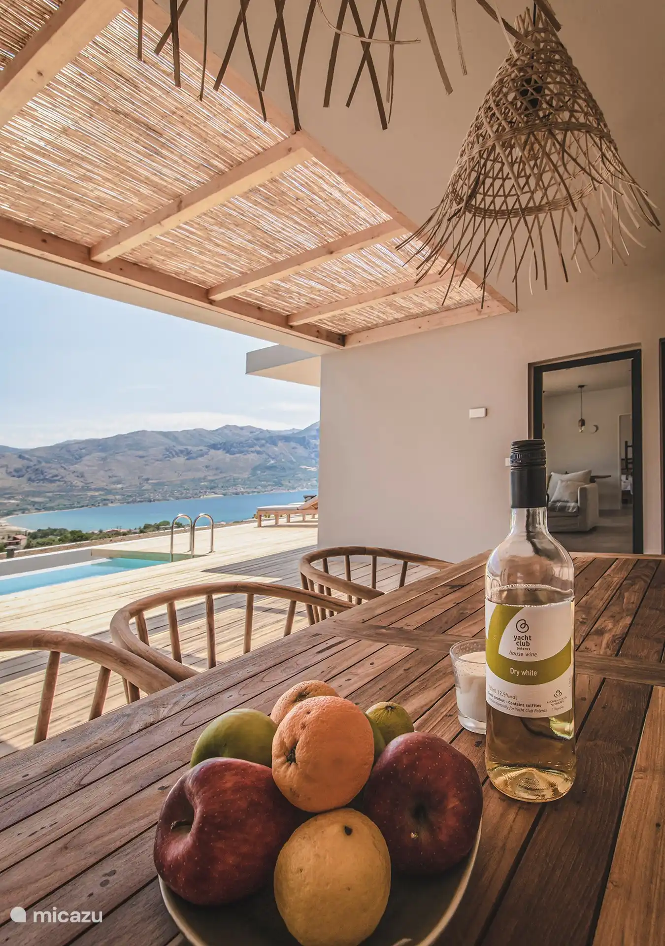 Comedor sombreado con vista 