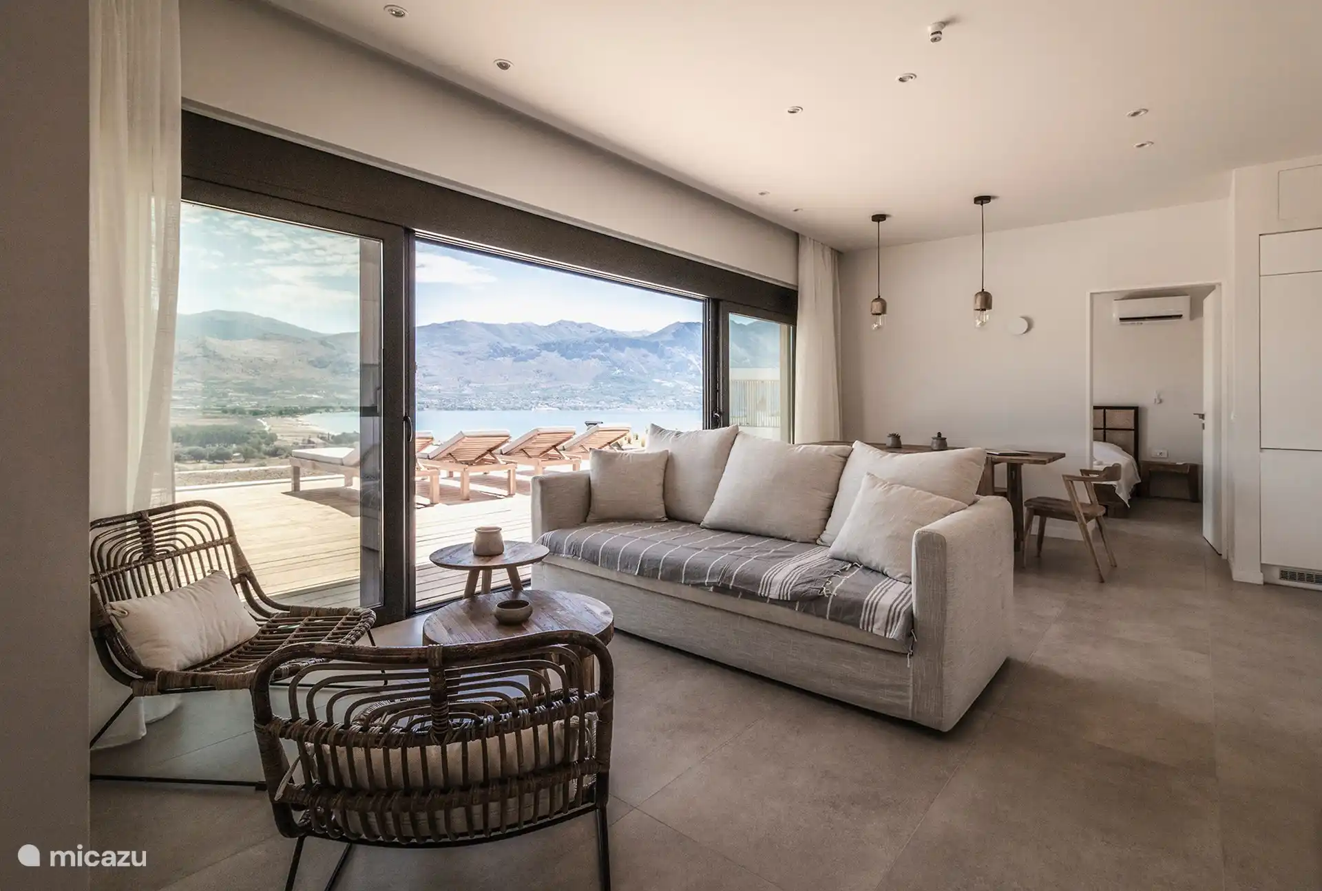 Conjunto de salón y puertas de cristal.