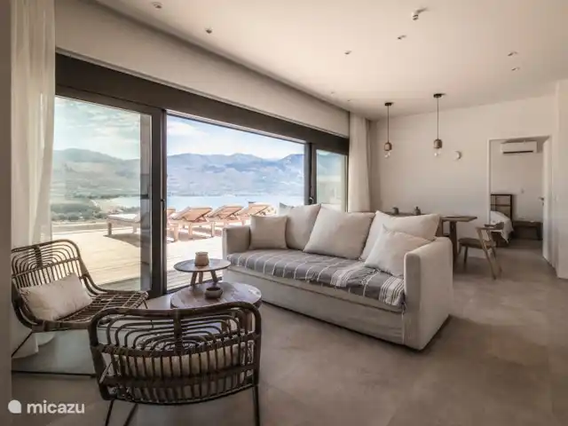 Villa Nea Gi en Grecia, Gracia Central, Pogonia - villa Conjunto de salón y puertas de cristal.