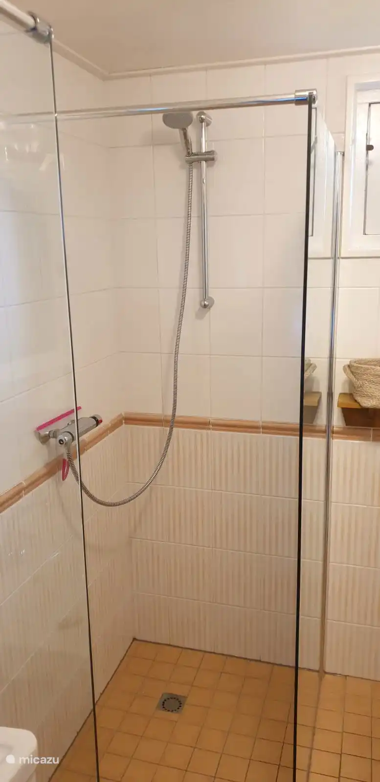 Douchen, de badkamer is op de begane grond.