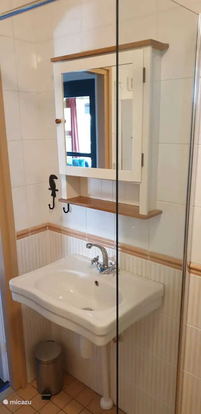 Onze badkamer is in retro stijl op de begane grond.