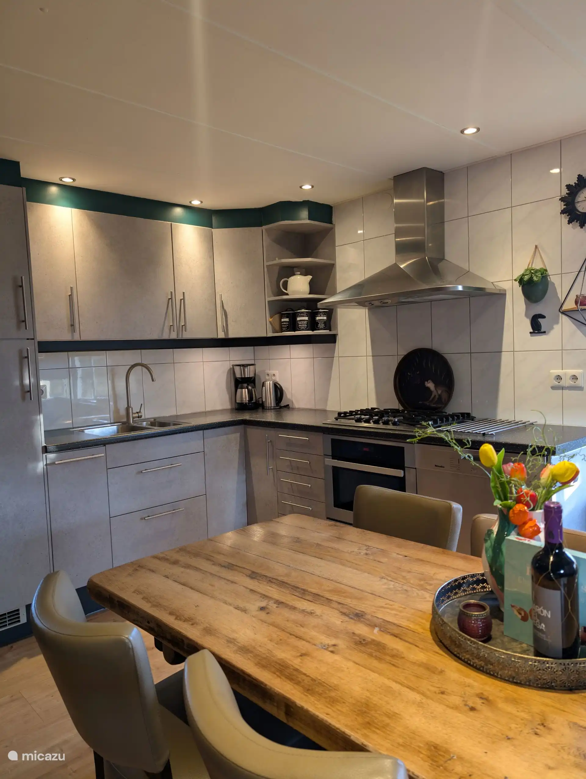 Keuken voorzien van koelkast met vriesvak, combimagnetron/oven en vaatwasser.