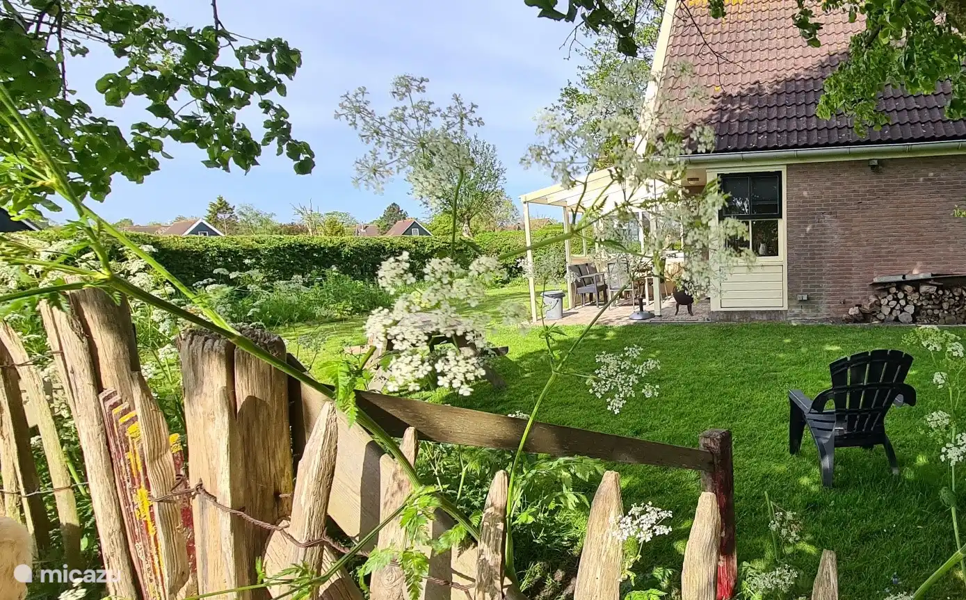 Heerlijke omheinde tuin met veel privacy.