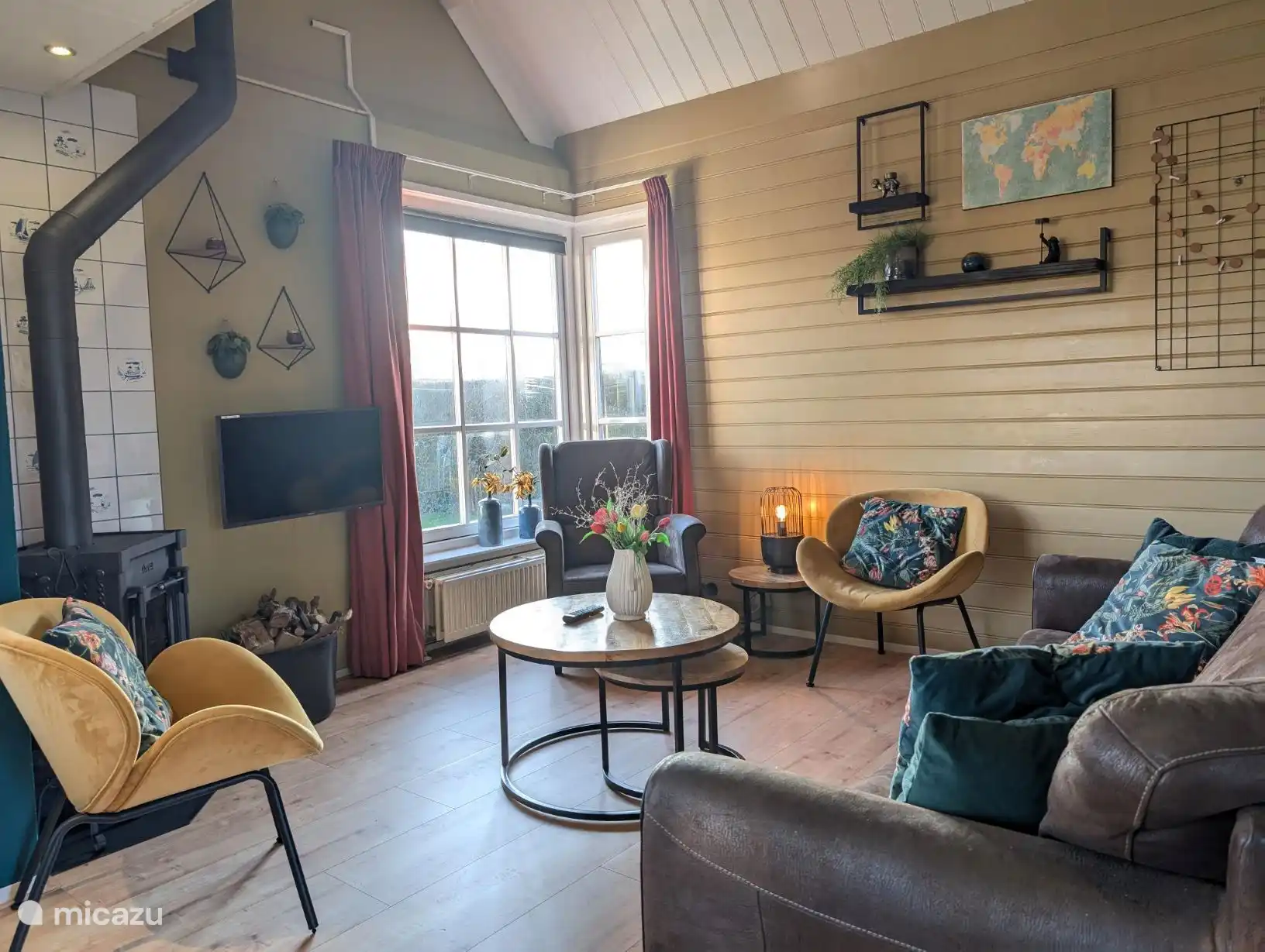 Sfeervol om de haard, hierdoor is een verblijf in voor of naseizoen extra leuk. Uitwaaien op het strand en daarna rondom de houtkachel.