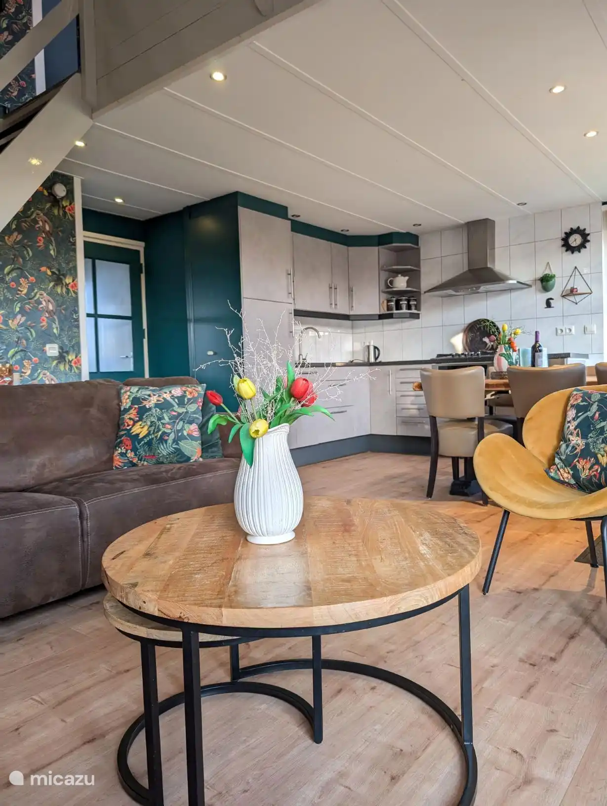 Gezellige woonkamer/keuken met houtkachel.