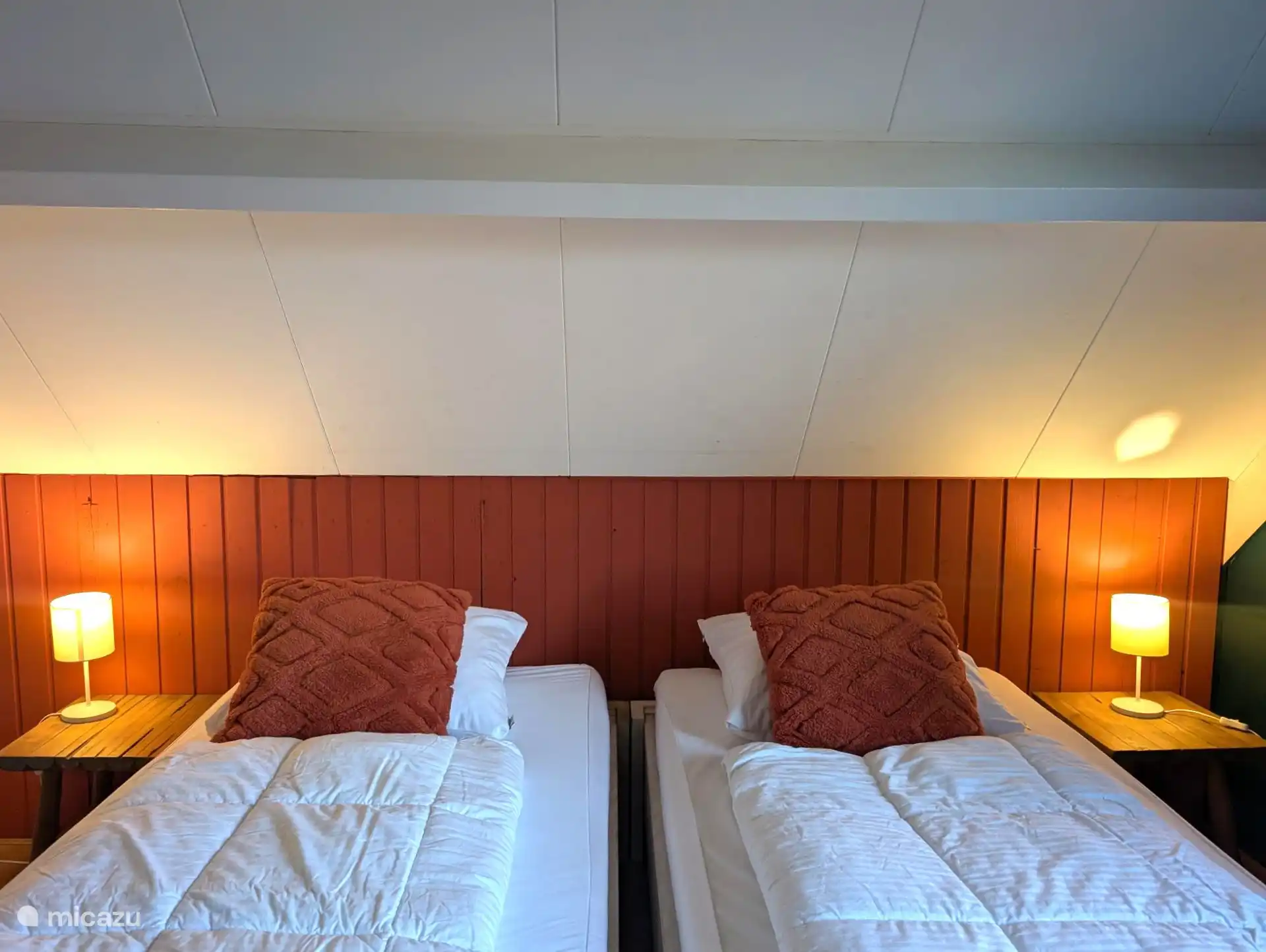 Slaapkamer boven.  Hier staan 3 bedden. Boven is ook een eenvoudig toilet en wastafel.