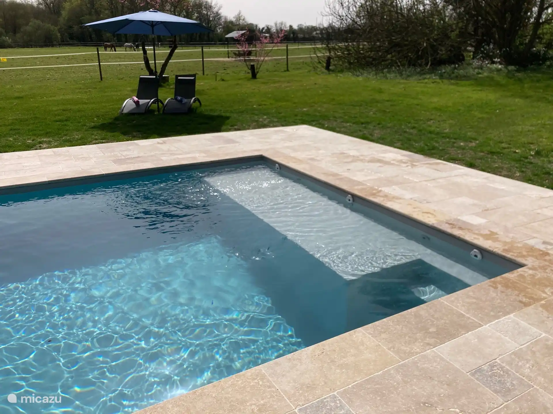 Beheiztes Schwimmbad von 9 x 4 m