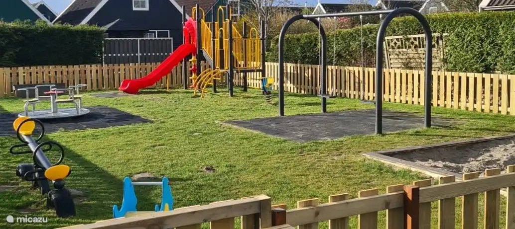 Von der Terrasse vor dem Haus ein Blick auf den Spielplatz.