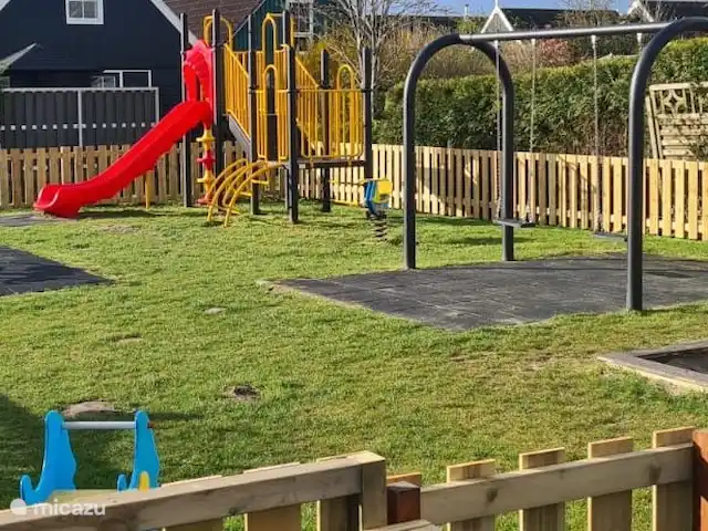 `t Bullekroffie Bonte Koe 1 huren in Nederland, Noord-Holland, Oudesluis - vakantiehuis Vanaf het terras voor het huis uitzicht op de speeltuin.