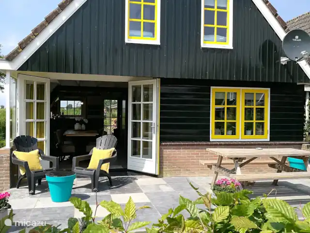 `t Bullekroffie Bonte Koe 1 huren in Nederland, Noord-Holland, Oudesluis - vakantiehuis Neem plaats met een goed glas en houd vanaf hier de kinderen in de speeltuin in de gaten.