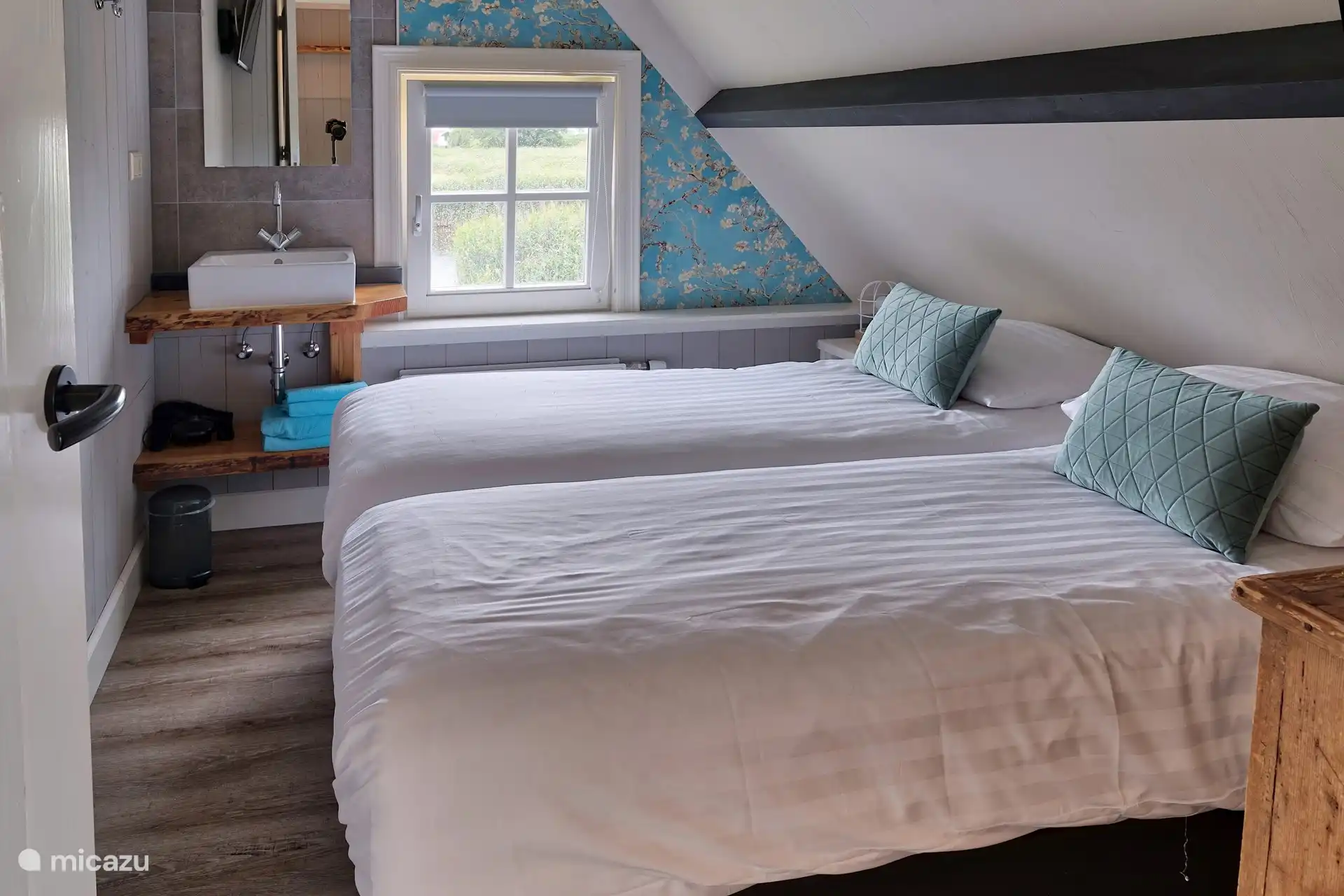 Im Obergeschoss Schlafzimmer für 2 Personen mit eigenem Waschbecken. Bei Bedarf kann hier ein Kinderbett hinzugestellt werden. (Es ist nicht geräumig, aber es ist möglich.