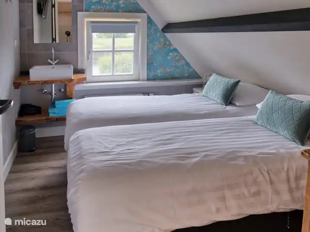 `t Bullekroffie Bonte Koe 1 huren in Nederland, Noord-Holland, Oudesluis - vakantiehuis Boven 2 persoon slaapkamer met eigen wastafel. HIer kan eventueel een kinderbedje worden bijgeplaatst. (het is niet ruim, maar het kan.
