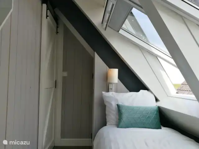 `t Bullekroffie Bonte Koe 1 huren in Nederland, Noord-Holland, Oudesluis - vakantiehuis Lekker bedje in de 3 persoon slaapkamer, ook een fijn chillplekje om bijvoorbeeld een boek te lezen.