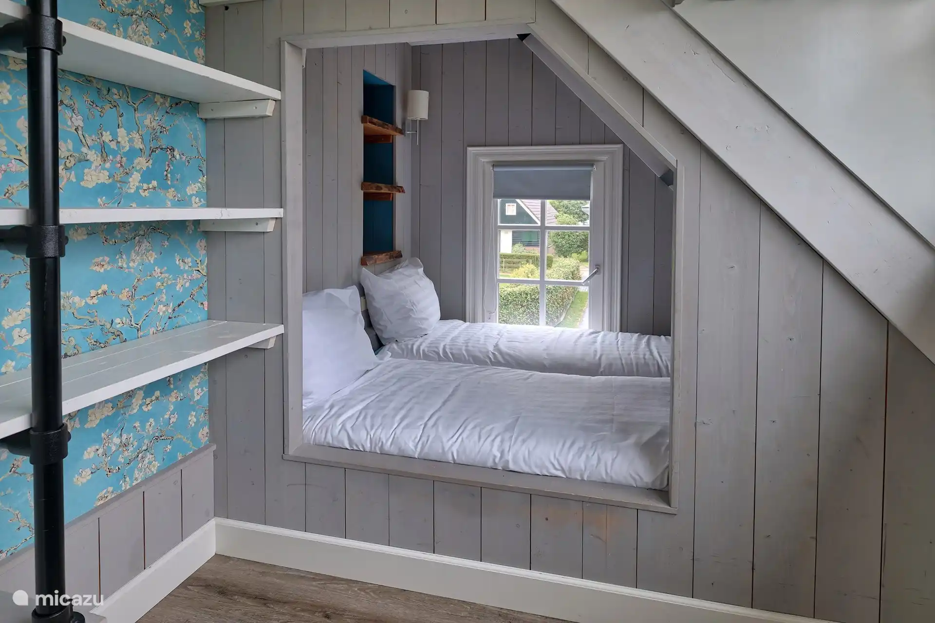 Ein weiteres Schlafzimmer mit Doppelbett, im Kastenbett lässt es sich wunderbar schlafen. Dieses Zimmer verfügt auch über ein eigenes Waschbecken mit Spiegel. Hier kann ein zusätzlicher Schlafsessel (90/200) hinzugefügt werden. Der Platz mag begrenzt sein, aber es ist möglich.