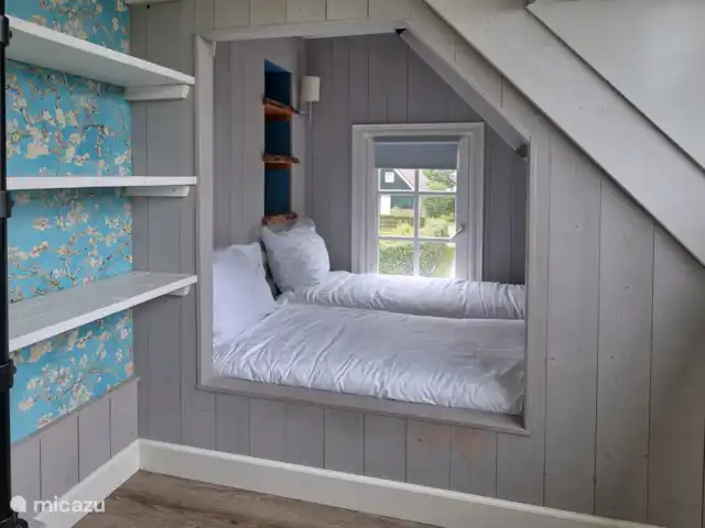 `t Bullekroffie Bonte Koe 1 huren in Nederland, Noord-Holland, Oudesluis - vakantiehuis Nog een 2 persoonsslaapkamer, heerlijk slapen in de bedstee. Deze kamer heeft ook een eigen wastafel met spiegel. Hier kan een extra bedstoel (90/200) bijgeplaatst worden. De ruimte is dan beperkt maar het is wel mogelijk.