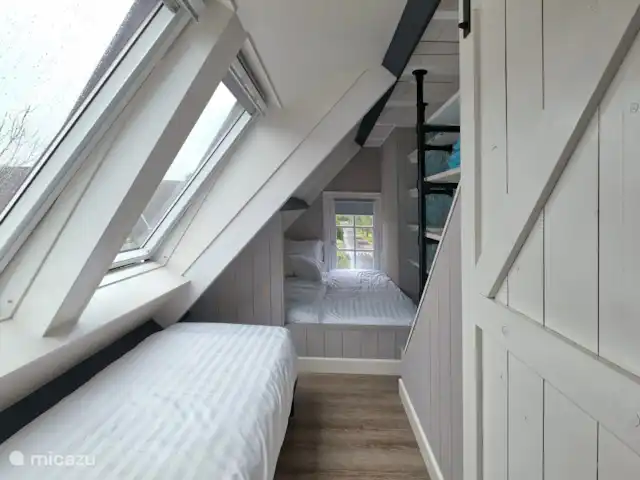 `t Bullekroffie Bonte Koe 1 huren in Nederland, Noord-Holland, Oudesluis - vakantiehuis Boven een 3 persoonslaapkamer.
Lekker slapen in de bedstee een feestje voor de kids. Stiekem vinden heel veel mensen het leuk om in de bedstee te slapen. Gelukkig is er ook genoeg opbergruimte.