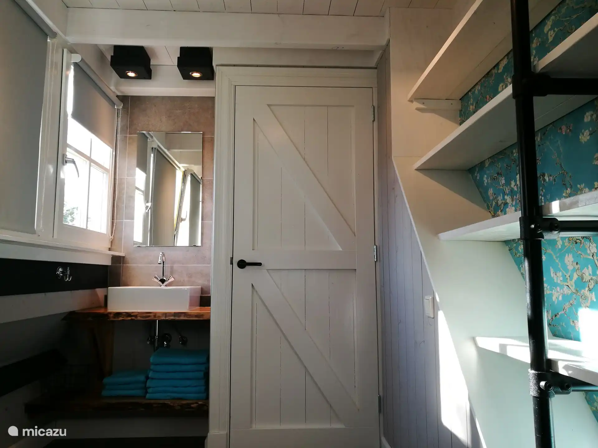 Schlafzimmer mit Kastenbett, eigenem Waschbecken und ausreichend Stauraum