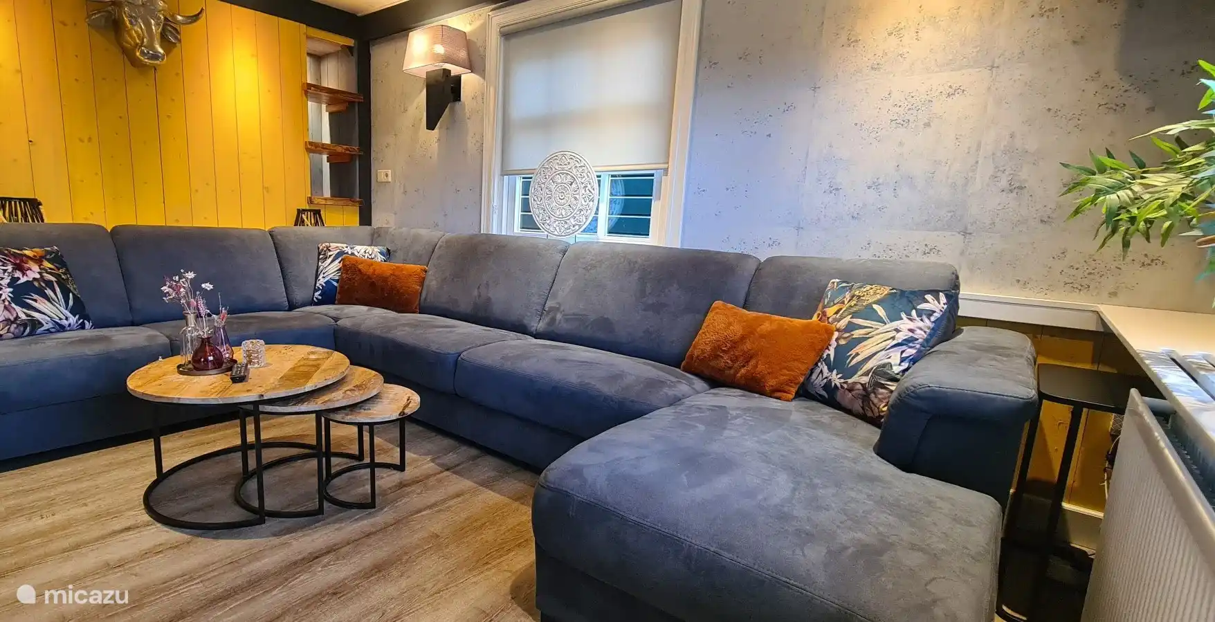 Schöner großer Loungebereich in der Nähe des Holzofens und des Fernsehers. 1 Korb Holz inklusive, Sie können jederzeit Holz für 7,50 € pro Korb bei uns abholen.