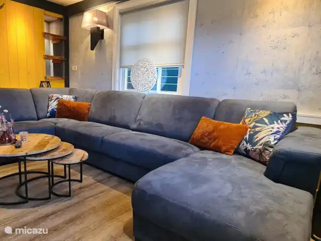 `t Bullekroffie Bonte Koe 1 huren in Nederland, Noord-Holland, Oudesluis - vakantiehuis Heerlijke grote loungehoek bij de houtkachel en tv. 1 mand hout inbegrepen, u kunt altijd hout bij ons ophalen a €7,50 per mand.