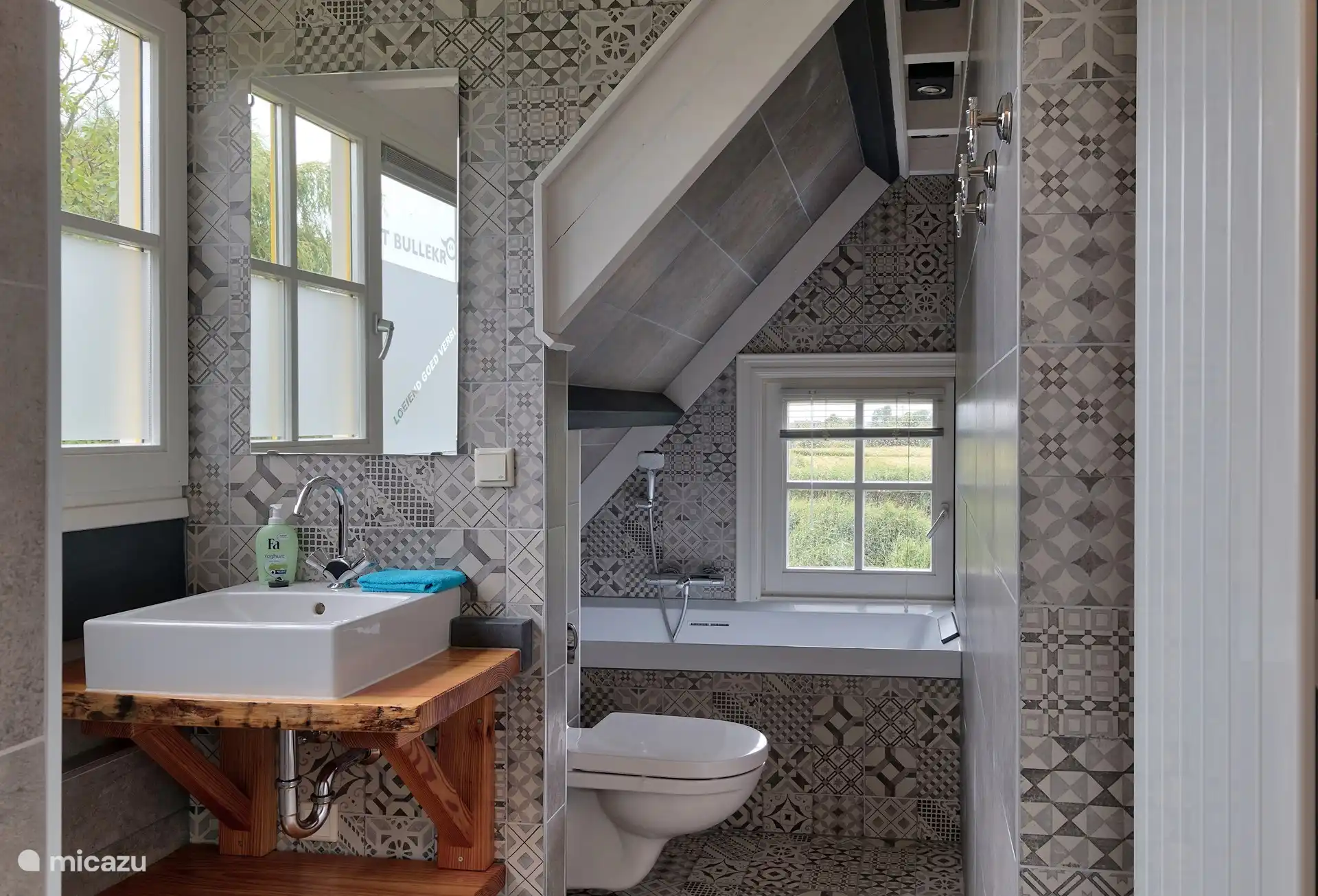 Im Obergeschoss befindet sich ein Badezimmer mit Waschbecken, Toilette und Whirlpool-Badewanne. Das Fenster kann vollständig geöffnet werden und die Aussicht ist endlos. Die Dusche befindet sich auch in diesem Badezimmer (in der Badewanne wird nicht geduscht)