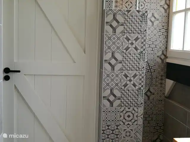 `t Bullekroffie Bonte Koe 1 huren in Nederland, Noord-Holland, Oudesluis - vakantiehuis De heerlijke douche in de grote  badkamer boven.